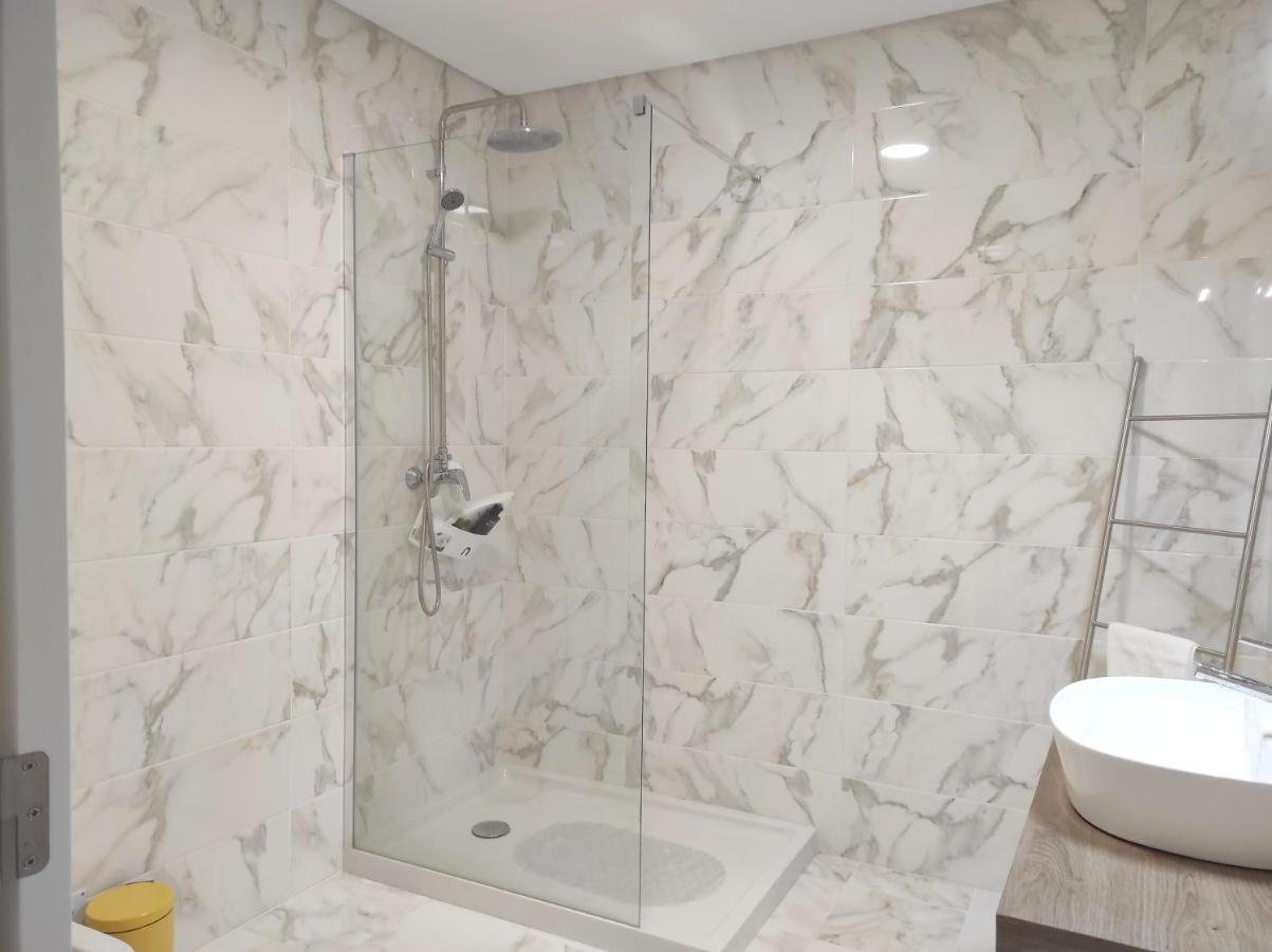 Hall 92 Quartos Com Wc Em Moradia Com Piscina A-Das-Lebres Loures Esterno foto
