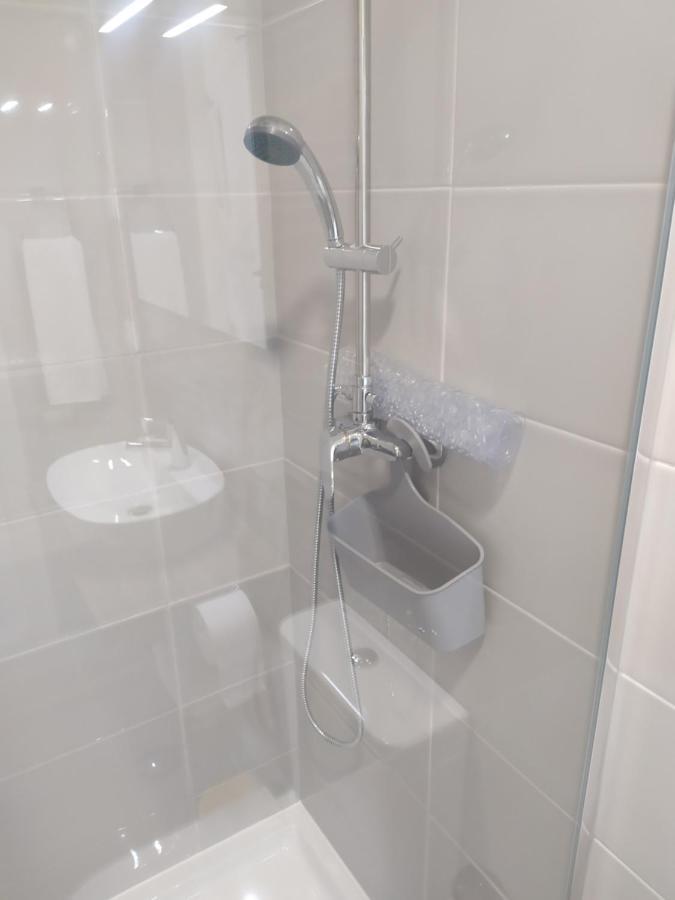 Hall 92 Quartos Com Wc Em Moradia Com Piscina A-Das-Lebres Loures Esterno foto