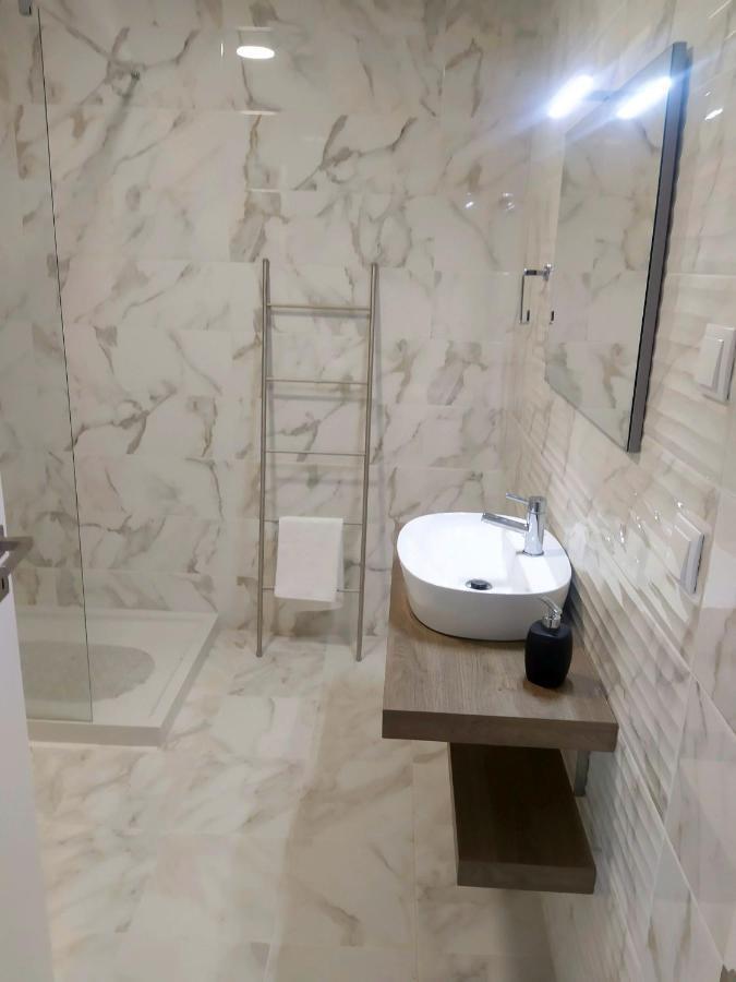 Hall 92 Quartos Com Wc Em Moradia Com Piscina A-Das-Lebres Loures Esterno foto