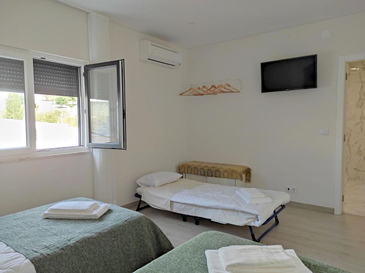 Hall 92 Quartos Com Wc Em Moradia Com Piscina A-Das-Lebres Loures Esterno foto