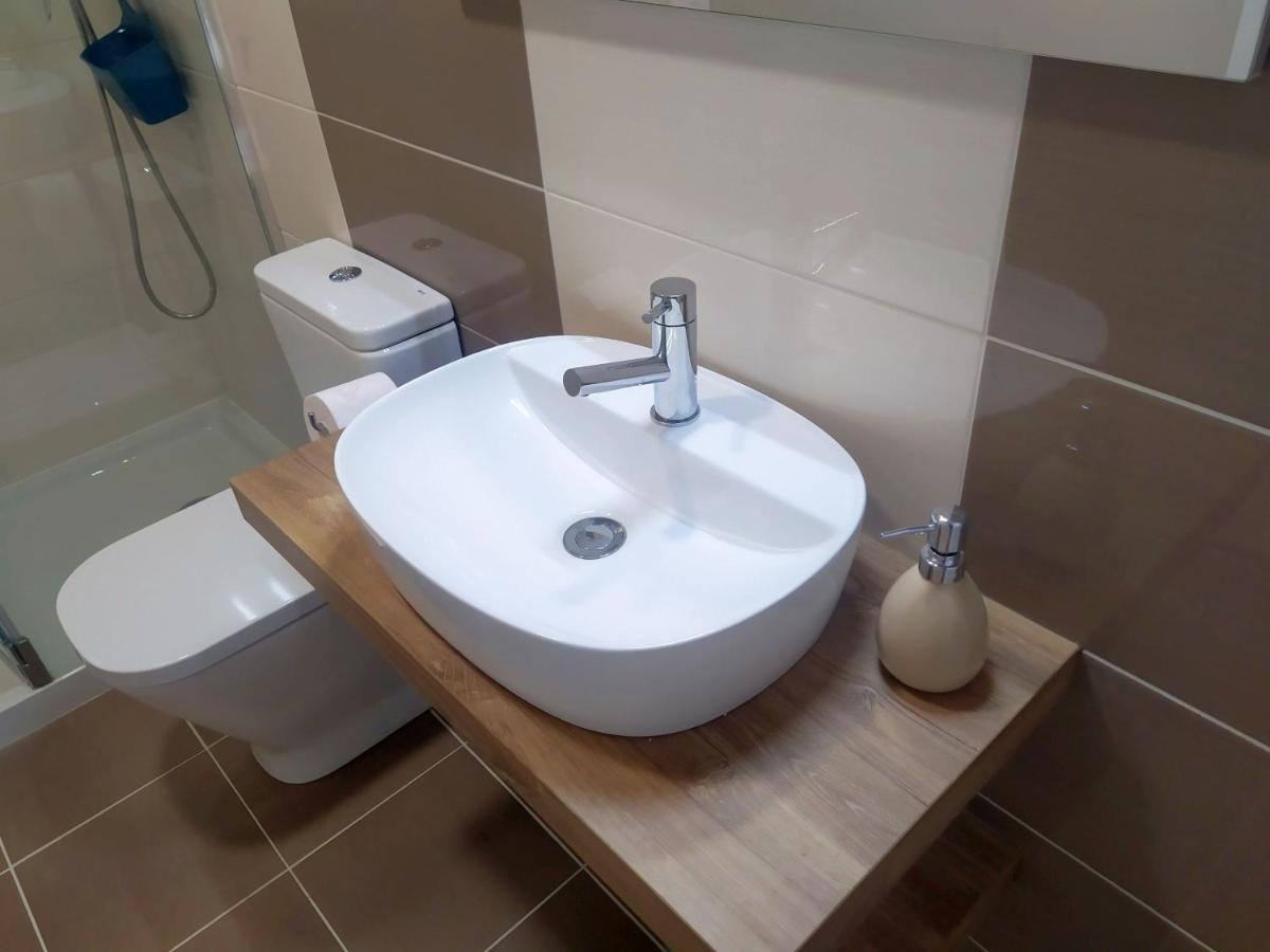 Hall 92 Quartos Com Wc Em Moradia Com Piscina A-Das-Lebres Loures Esterno foto