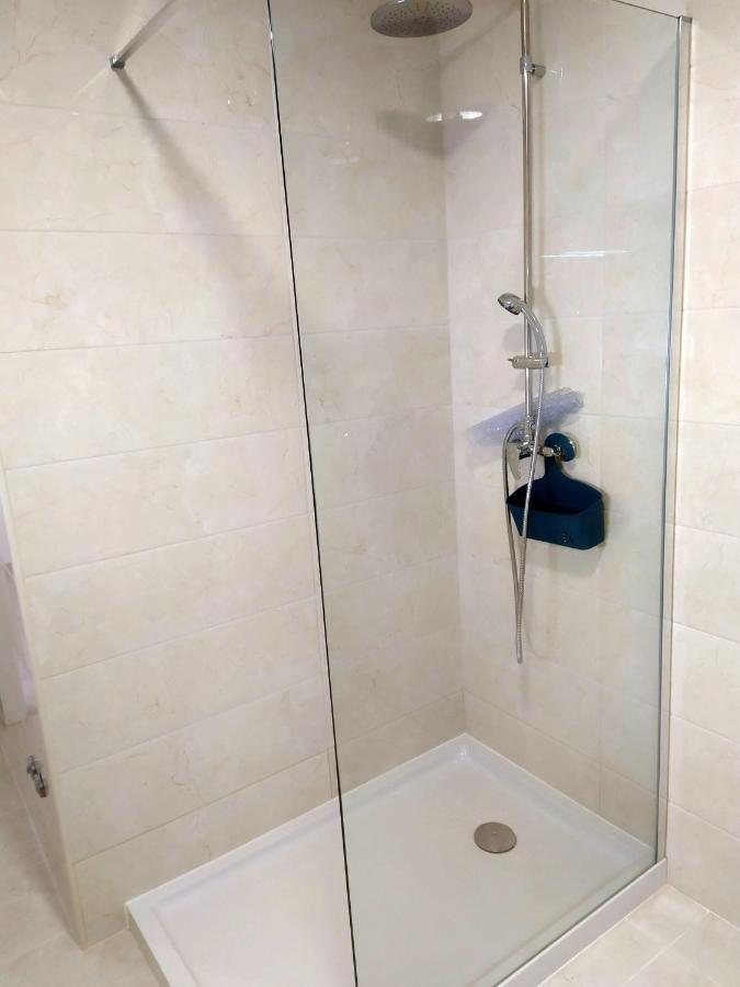 Hall 92 Quartos Com Wc Em Moradia Com Piscina A-Das-Lebres Loures Esterno foto