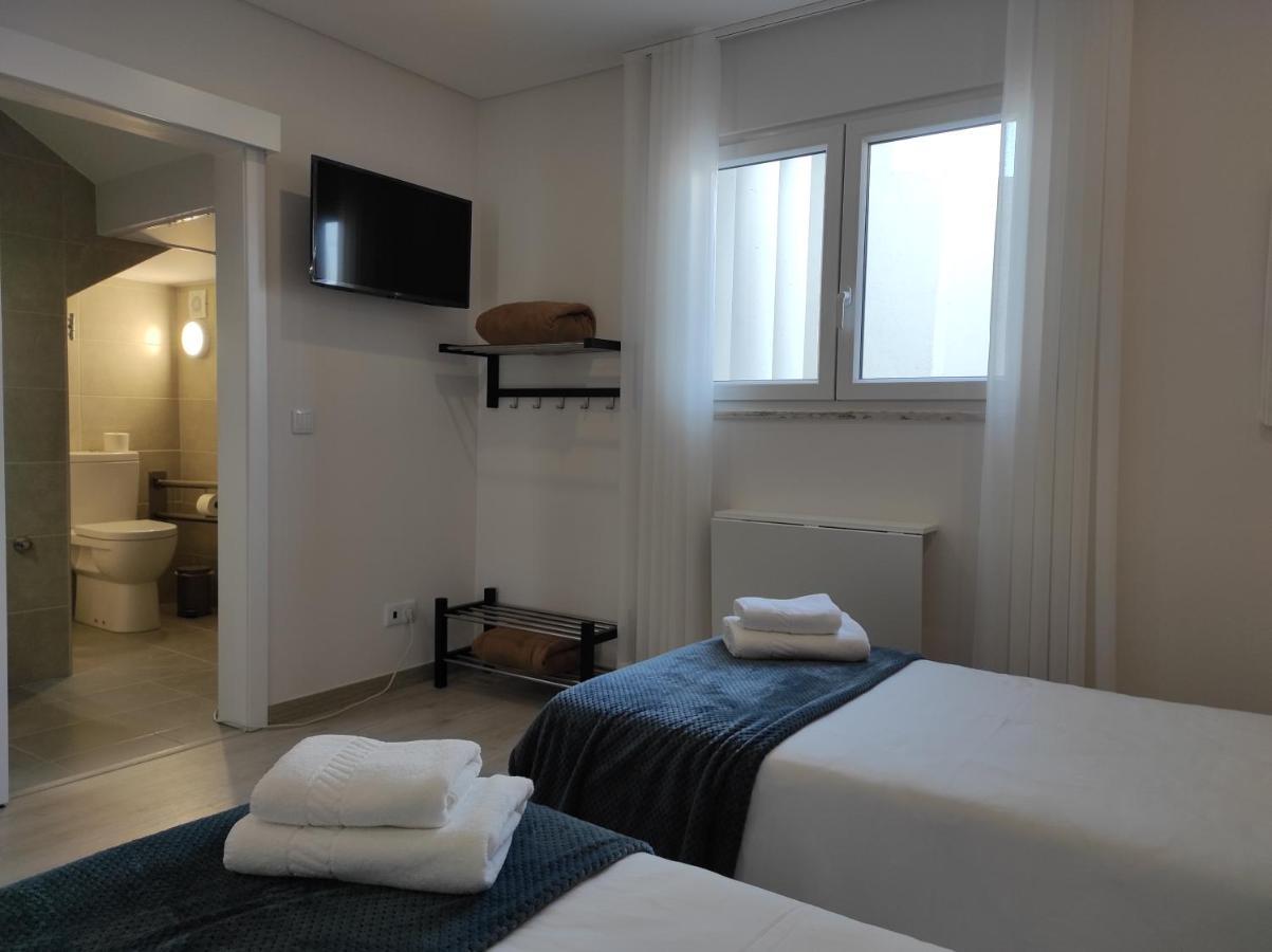 Hall 92 Quartos Com Wc Em Moradia Com Piscina A-Das-Lebres Loures Esterno foto
