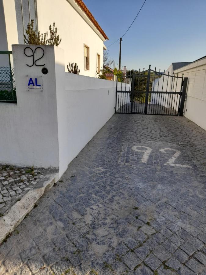 Hall 92 Quartos Com Wc Em Moradia Com Piscina A-Das-Lebres Loures Esterno foto