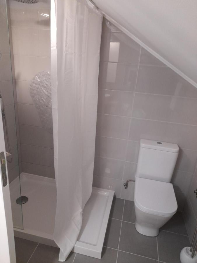 Hall 92 Quartos Com Wc Em Moradia Com Piscina A-Das-Lebres Loures Esterno foto
