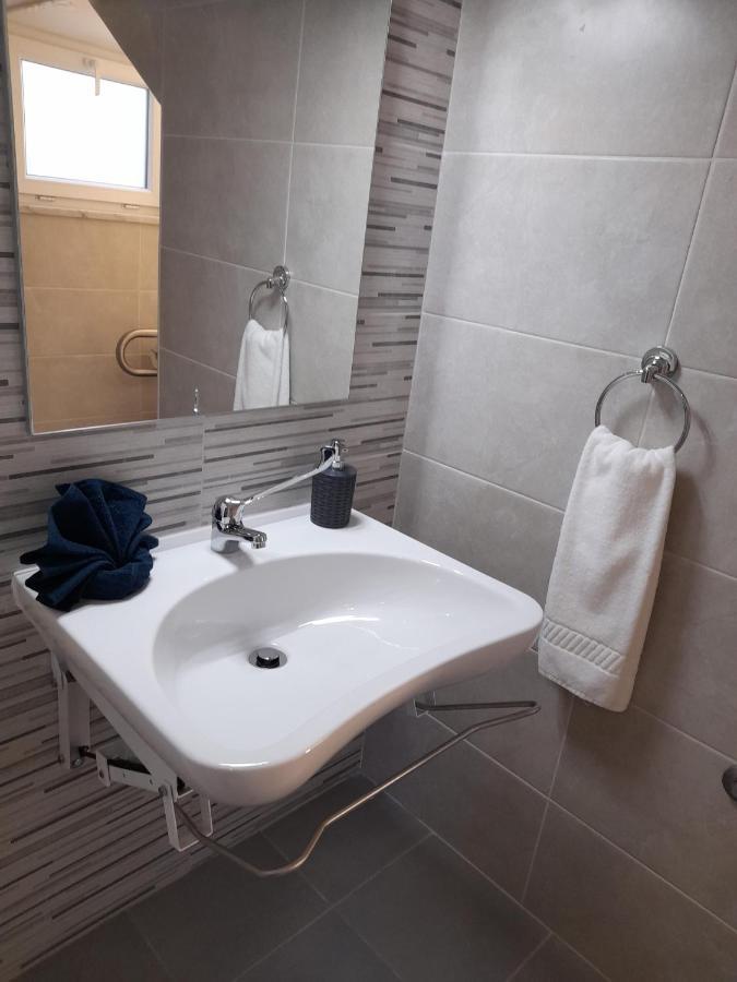 Hall 92 Quartos Com Wc Em Moradia Com Piscina A-Das-Lebres Loures Esterno foto