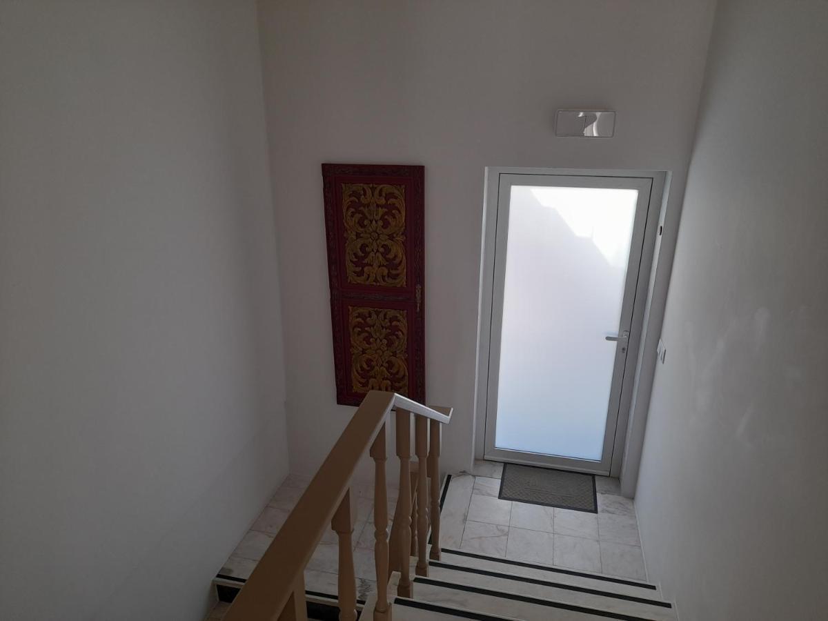 Hall 92 Quartos Com Wc Em Moradia Com Piscina A-Das-Lebres Loures Esterno foto