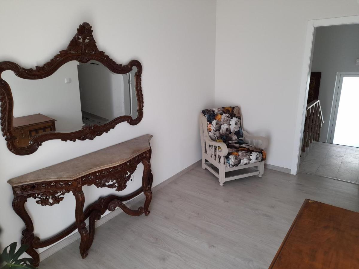 Hall 92 Quartos Com Wc Em Moradia Com Piscina A-Das-Lebres Loures Esterno foto