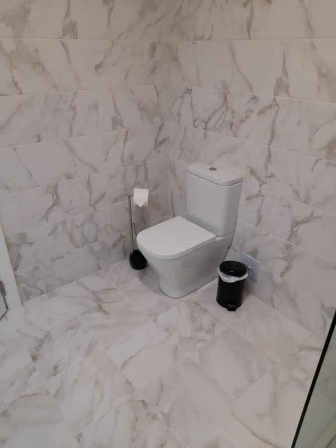 Hall 92 Quartos Com Wc Em Moradia Com Piscina A-Das-Lebres Loures Esterno foto